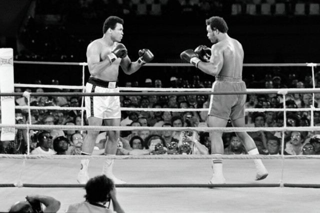 US boxing heavyweight champions, Muhammad Ali (L) (born Cassius Clay) and George Foreman (R) fight in Kinshasa on October 30, 1974.